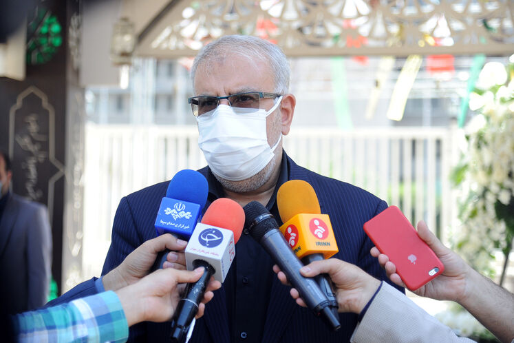جواد اوجی، وزیر نفت  در جمع خبرنگاران