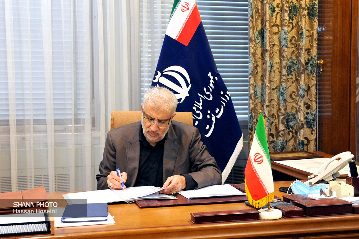 وزیر نفت ارسال پیام تبریک و تاج گل را منع کرد