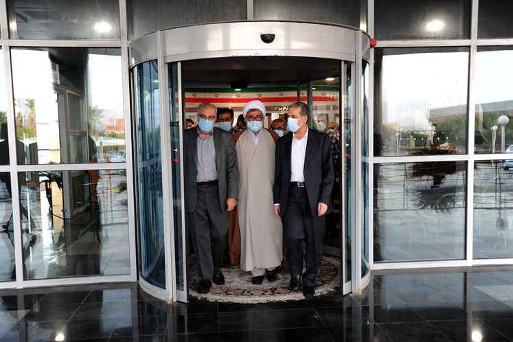 ورود جواد اوجی، وزیر نفت به فرودگاه عسلویه