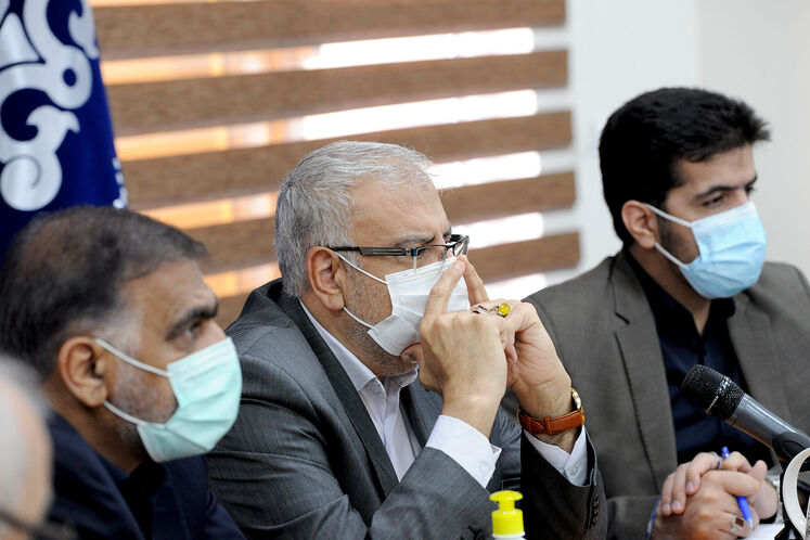 از راست: پیام کهتری انور، مشاور و مدیرکل دفتر وزارتی وزیر نفت، جواد اوجی، وزیر نفت و فریدون حسنوند، رئیس کمیسیون انرژی مجلس شورای اسلامی