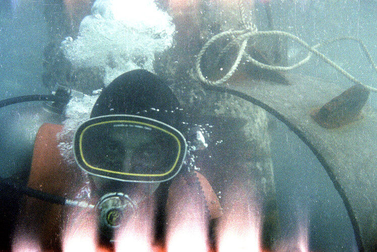 بستن مواد منفجره روی لوله‌های چاه نفت شماره ۱۰ نوروز در سال ۱۳۶۲