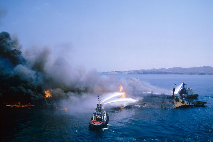 آتش‌سوزی نفتکش بارسلونا در اثر اصابت موشک در منطقه هرمز در جزیره خارک در دوران جنگ تحمیلی، سال ۱۳۶۷