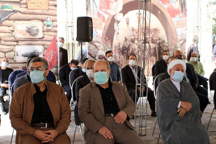 از چپ: احمد اسدزاده، سرپرست معاونت امور بین‌الملل و بازرگانی وزارت نفت و  علیرضا ضیغمی، عضو هیئت امنای صندوق بازنشستگی صنعت نفت