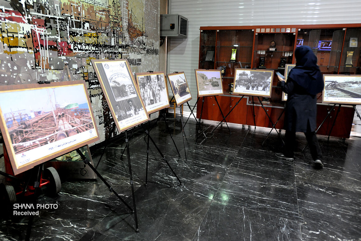 ساختمان وزارت نفت به تصاویر شهدا و دفاع مقدس مزین شد