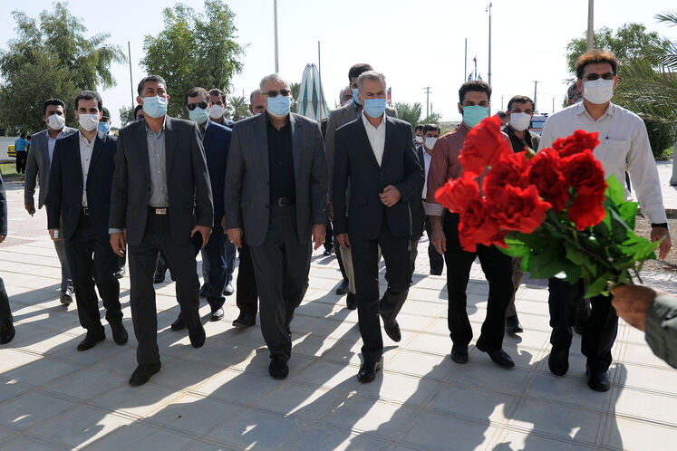  حضور جواد اوجی، وزیر نفت بر سر مزار شهدای گمنام شهرستان مهران و ادای احترام به مقام والای شهدای هشت سال دفاع مقدس
