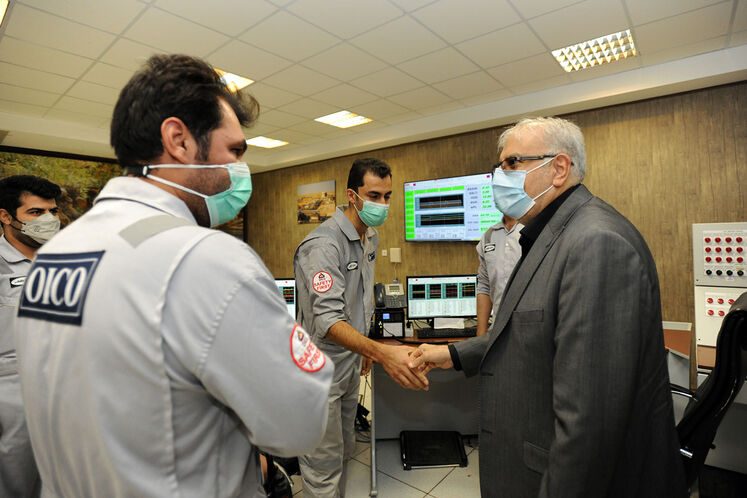 حضور جواد اوجی، وزیر نفت در اتاق کنترل میدان نفتی آذر
