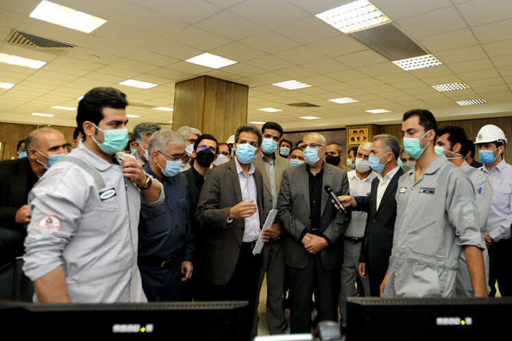 حضور جواد اوجی، وزیر نفت در اتاق کنترل میدان نفتی آذر