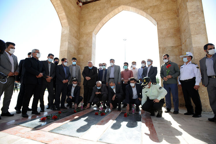  حضور جواد اوجی، وزیر نفت بر سر مزار شهدای گمنام شهرستان مهران و ادای احترام به مقام والای شهدای هشت سال دفاع مقدس
