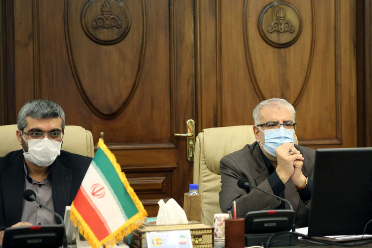 از راست: جواد اوجی ، وزیر نفت و  احمد اسدزاده، سرپرست معاونت امور بین‌الملل و بازرگانی وزارت نفت