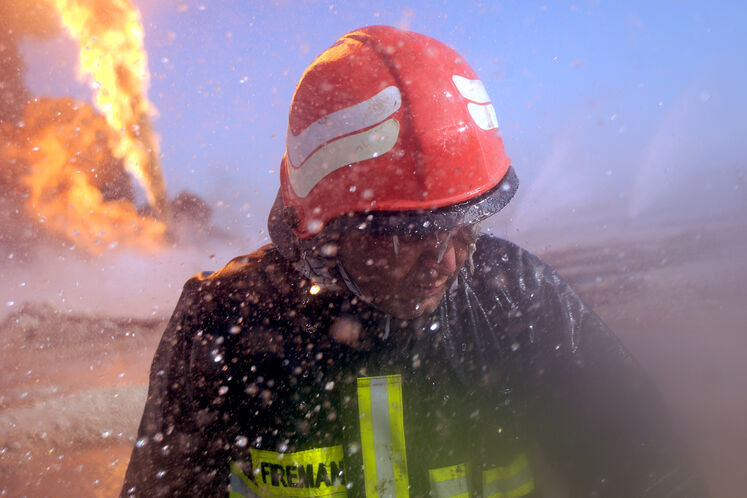 تلاش آتش‌نشانان در مهار آتش چاه ۱۴۷ رگ سفید