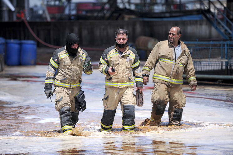 تلاش آتش‌نشانان در مهار آتش پالایشگاه تهران سال ۱۴۰۰ 