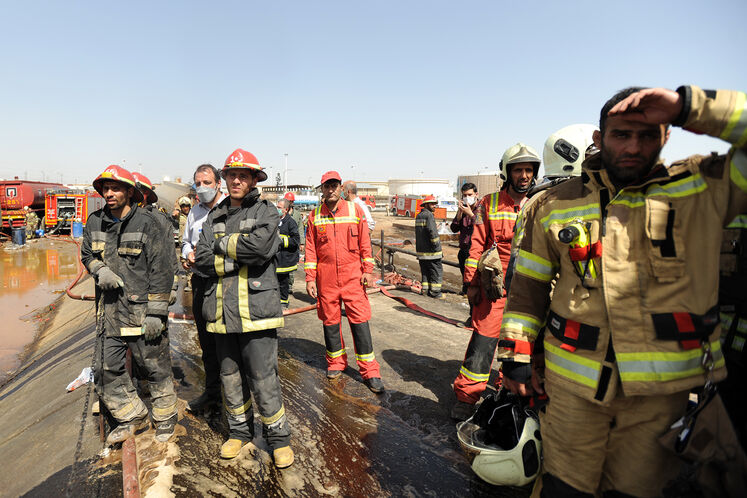 تلاش آتش‌نشانان در مهار آتش پالایشگاه تهران سال ۱۴۰۰ 
