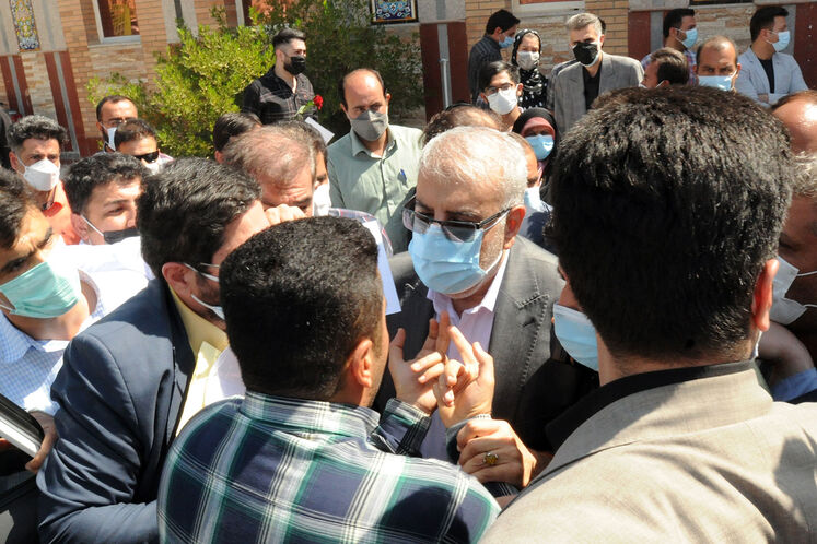 حضور جواد اوجی، وزیر نفت بر سر مزار شهدای شهرستان گچساران