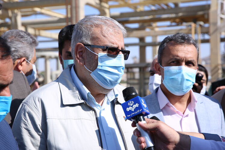 جواد اوجی، وزیر نفت در جمع خبرنگاران در پالایشگاه گاز فراشبند واقع در استان فارس