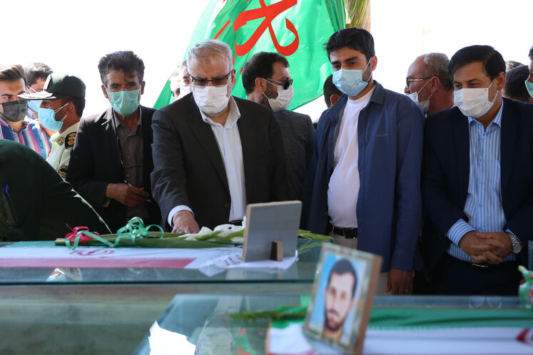 حضور جواد اوجی، وزیر نفت در گلزار شهدای گمنام شهرستان فیروزآباد