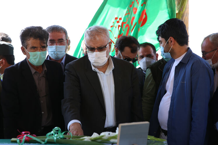 حضور جواد اوجی، وزیر نفت در گلزار شهدای گمنام شهرستان فیروزآباد