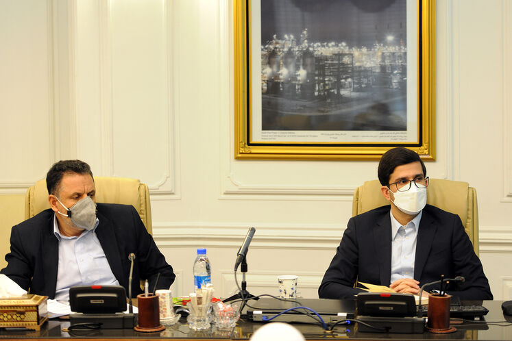 از راست: عظیمی‌فر، دستیار وزیر نفت و جلیل سالاری، معاون وزیر و مدیرعامل شرکت ملی پالایش و پخش فرآورده‌های نفتی ایران