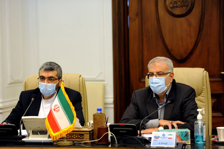 از راست: جواد اوجی، وزیر نفت و احمد اسدزاده، سرپرست امور بین‌الملل و بازرگانی وزارت نفت
