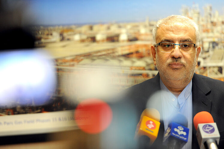 گفت‌وگوی وزیر نفت با خبرنگاران درباره وضع سامانه سوخت