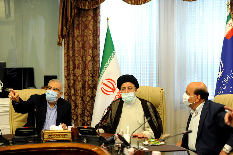 از راست: محسن خجسته‌مهر، مدیرعامل شرکت ملی نفت ایران، سیدابراهیم رئیسی، رئیس‌جمهوری و جواد اوجی، وزیر نفت