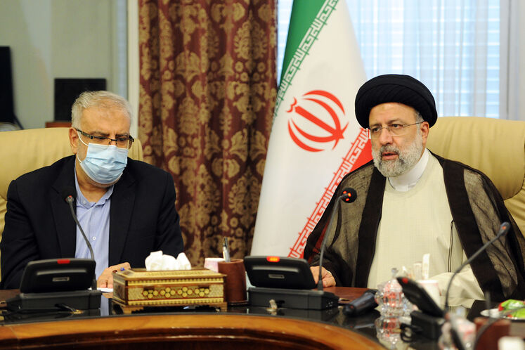 از راست: سیدابراهیم رئیسی، رئیس‌جمهوری و جواد اوجی، وزیر نفت