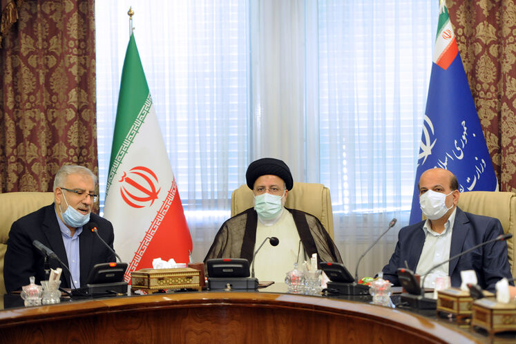 از راست: محسن خجسته‌مهر، مدیرعامل شرکت ملی نفت ایران، سیدابراهیم رئیسی، رئیس‌جمهوری و جواد اوجی، وزیر نفت