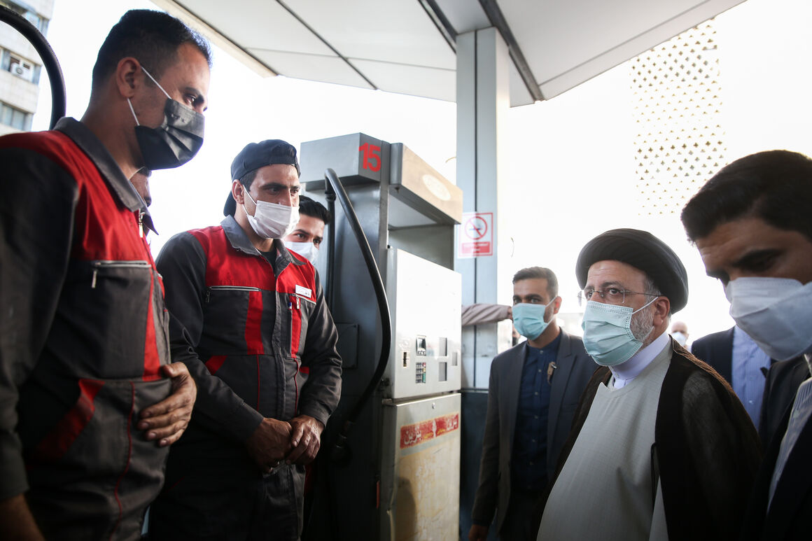 حضور رئیس‌جمهوری در یکی از جایگاه‌های عرضه سوخت تهران