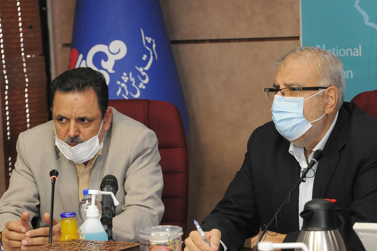 از راست: جواد اوجی، وزیر نفت و جلیل سالاری، مدیرعامل شرکت ملی پالایش و پخش فرآورده‌های نفتی ایران 