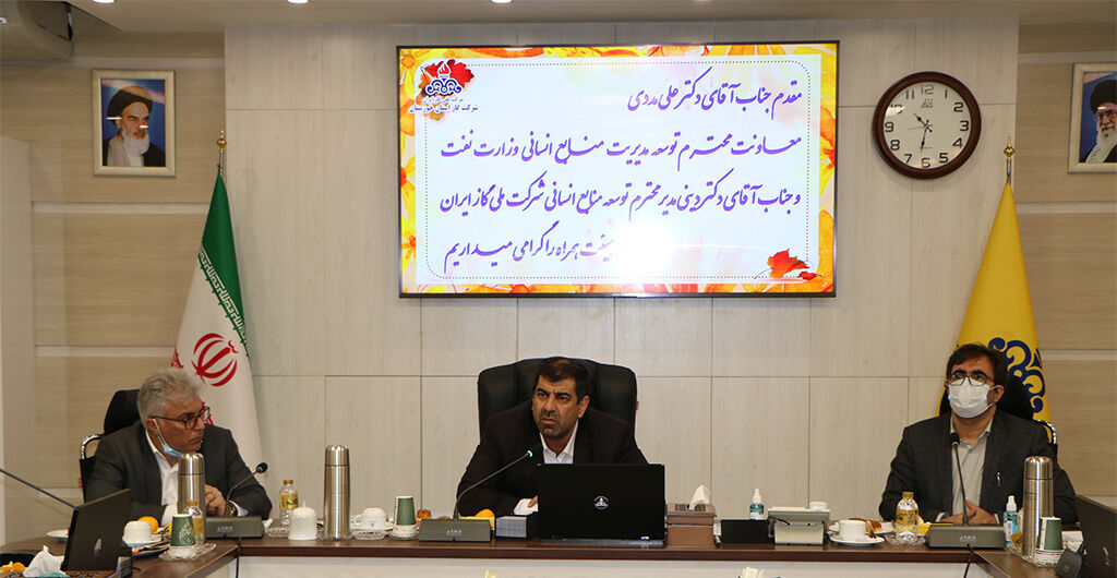 یکسانسازی نظام پرداخت حقوق و تسهیلات کارکنان در دستور کار وزارت نفت یکسانسازی نظام پرداخت حقوق و تسهیلات کارکنان در دستور کار وزارت نفت