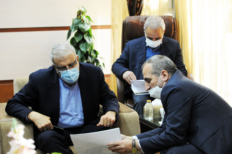 از راست: مجید چگنی، معاون وزیر نفت در امور گاز، هوشنگ فلاحتیان، معاون برنامه‌ریزی وزیر نفت و جواد اوجی، وزیر نفت