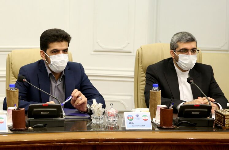 از راست: احمد اسدزاده، سرپرست معاونت امور بین‌الملل و بازرگانی وزارت نفت و پیام کهتری انور، مدیرکل دفتر وزارتی نفت