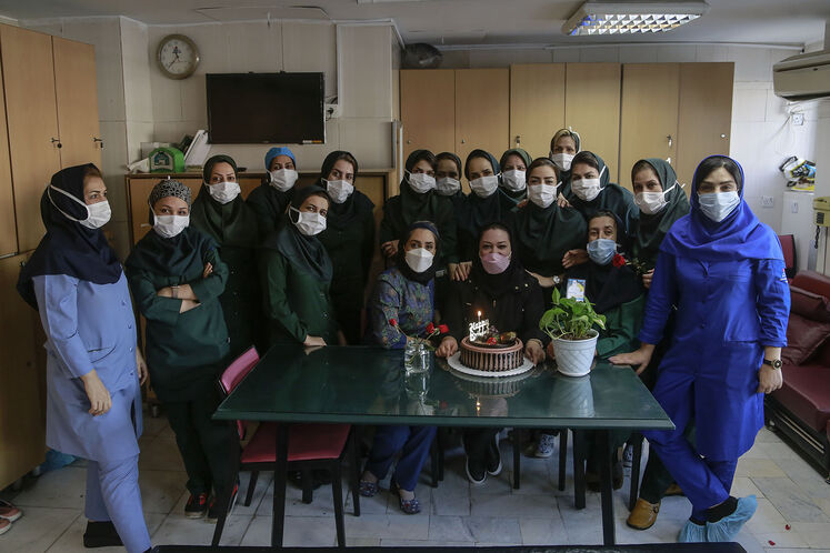 مراسم تولد یکی از اعضای کادر درمان  در بیمارستان مرکزی صنعت نفت تهران