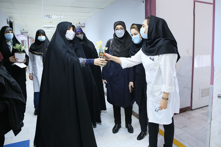 زینب قیصری، مشاور وزیر نفت در امور زنان وزارت نفت ، در حال تقدیر از پرستاران بیمارستان صنعت نفت تهران