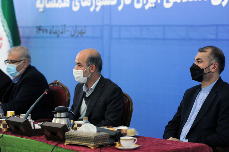  از راست: حسین امیرعبداللهیان، وزیر امور خارجه، علی اکبر محرابیان، وزیر نیرو و جواد اوجی، وزیر نفت