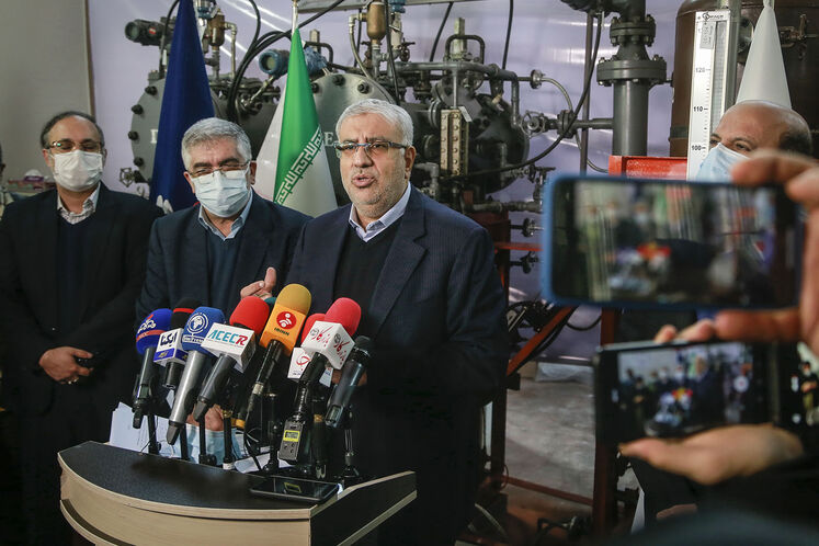 جواد اوجی وزیر نفت در جمع خبرنگاران