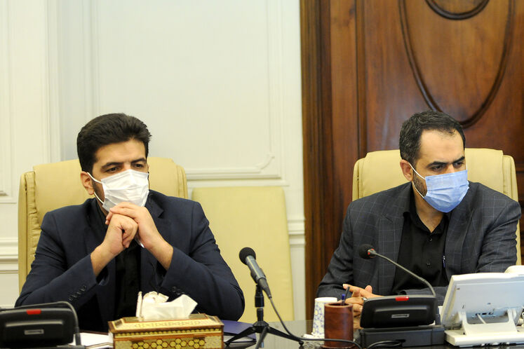 از راست: علی فروزنده، مدیرکل روابط عمومی وزارت نفت و پیام کهتری انور، مدیرکل دفتر وزارتی وزیر نفت در نشست ویژه وزیران نفت و انرژی سازمان کشورهای صادرکننده نفت (اوپک) برای انتخاب دبیرکل به‌صورت ویدیو کنفرانس