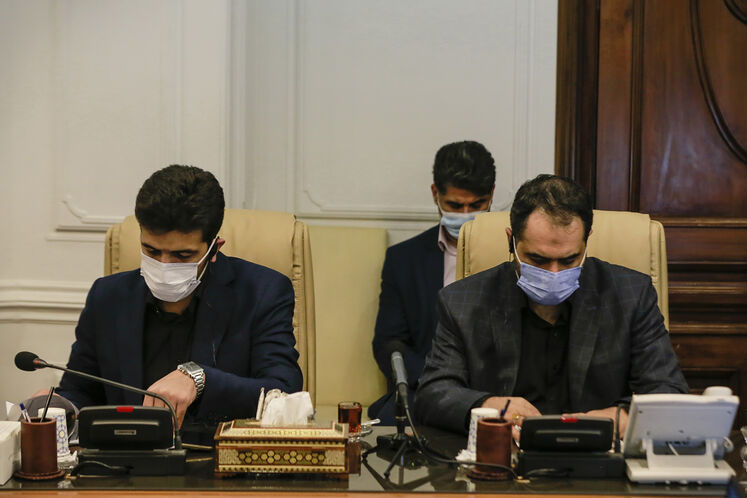از راست: علی فروزنده، مدیرکل روابط عمومی وزارت نفت و پیام کهتری انور، مدیرکل دفتر وزارتی وزیر نفت در بیست‌وچهارمین نشست وزارتی اوپک‌پلاس