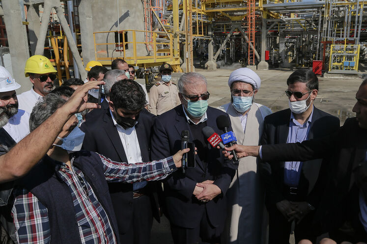 جواد اوجی، وزیر نفت در جمع خبرنگاران پس از بازدید از پروژه  پالایشگاه پارس بهین پالایش نفت قشم