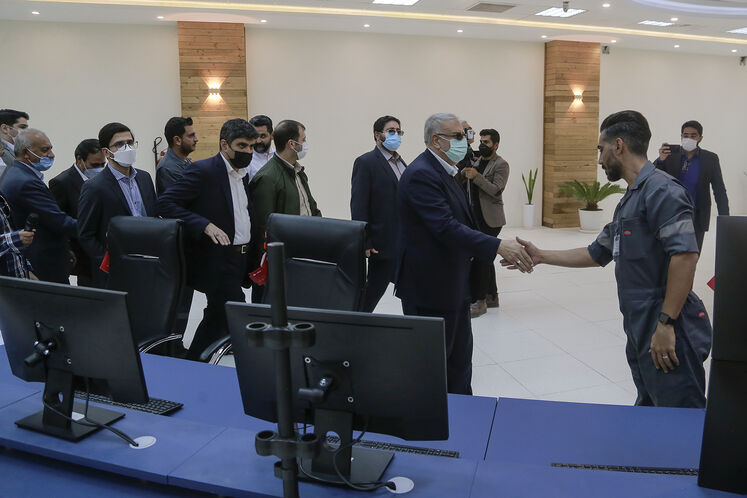 بازدید جواد اوجی، وزیر نفت از اتاق کنترل پالایشگاه پارس بهین پالایش نفت قشم