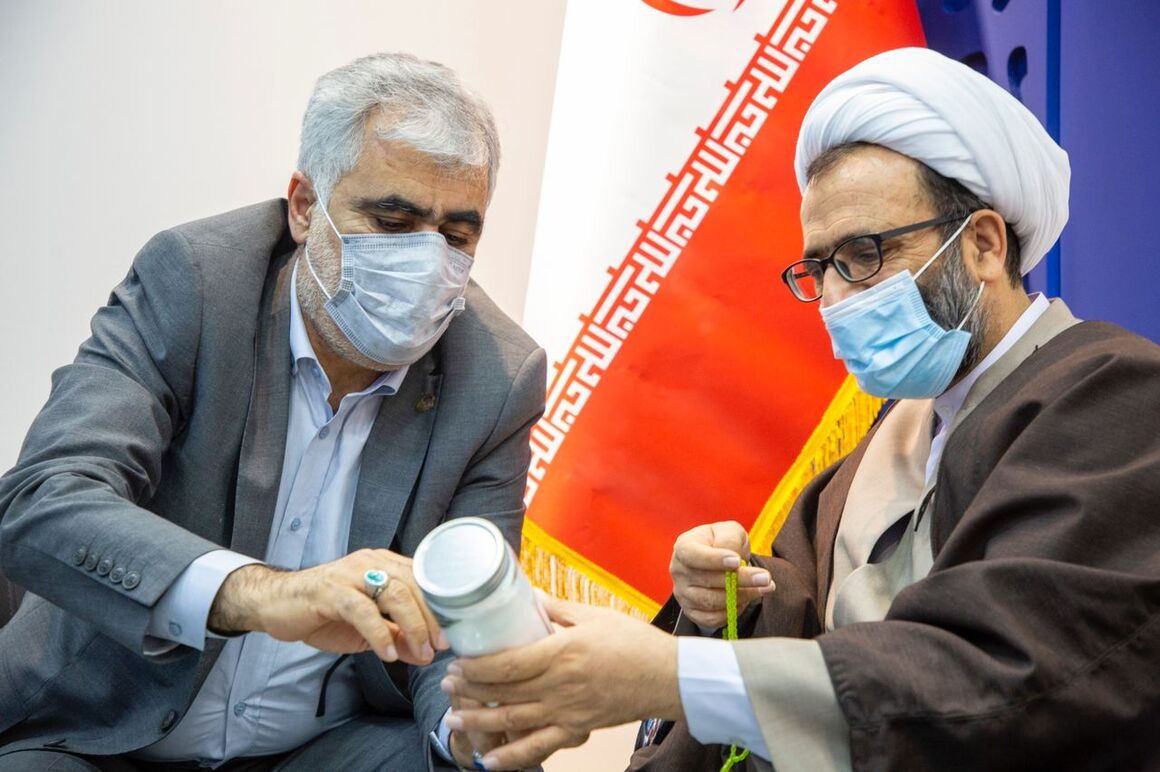 حضور عضو هیئت رئیسه مجلس در غرفه پتروشیمی اروند/ ایران از واردات محصول E-PVC بی‌نیاز می‌شود