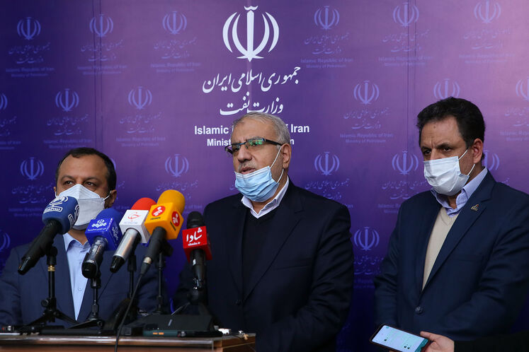 جواد اوجی، وزیر نفت در جمع خبرنگاران پس از آیین امضای تفاهم‌نامه تأمین منابع مالی خط لوله تابش