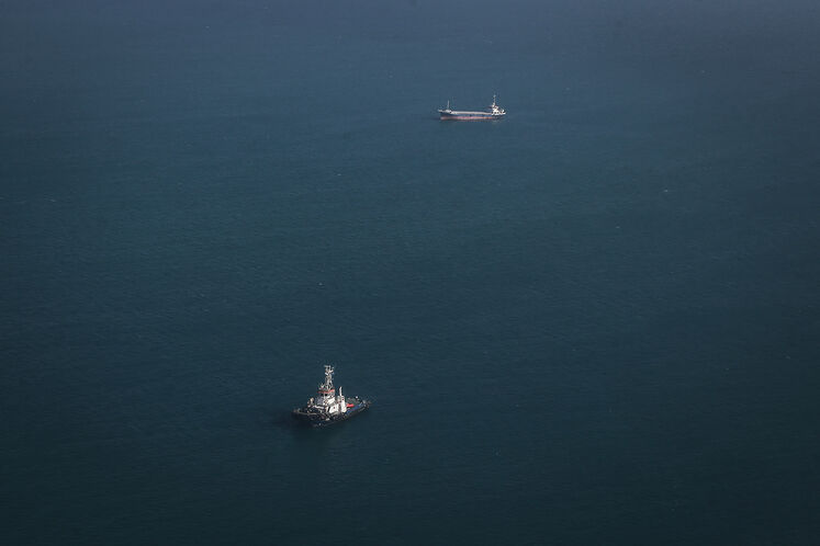 نمایی از یک نفتکش و یددکش در آب‌های نیلگون خلیج فارس