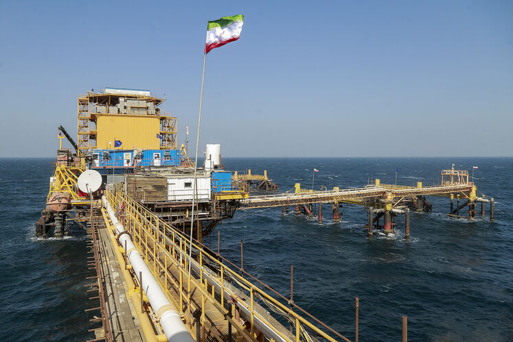 نفت میدان فروزان به‌وسیله خط لوله ۲۰ اینچ زیر دریا به تأسیسات خشکی به‌منظور فرآورش و ذخیره‌سازی ارسال می‌شود.
