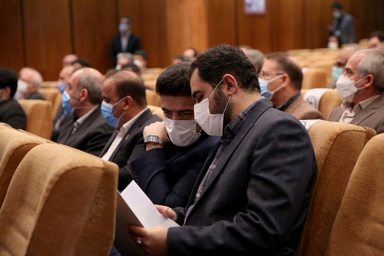 از راست: علی فروزنده، مدیرکل روابط عمومی وزارت نفت و پیام کهتری، مدیرکل دفتر وزارتی 