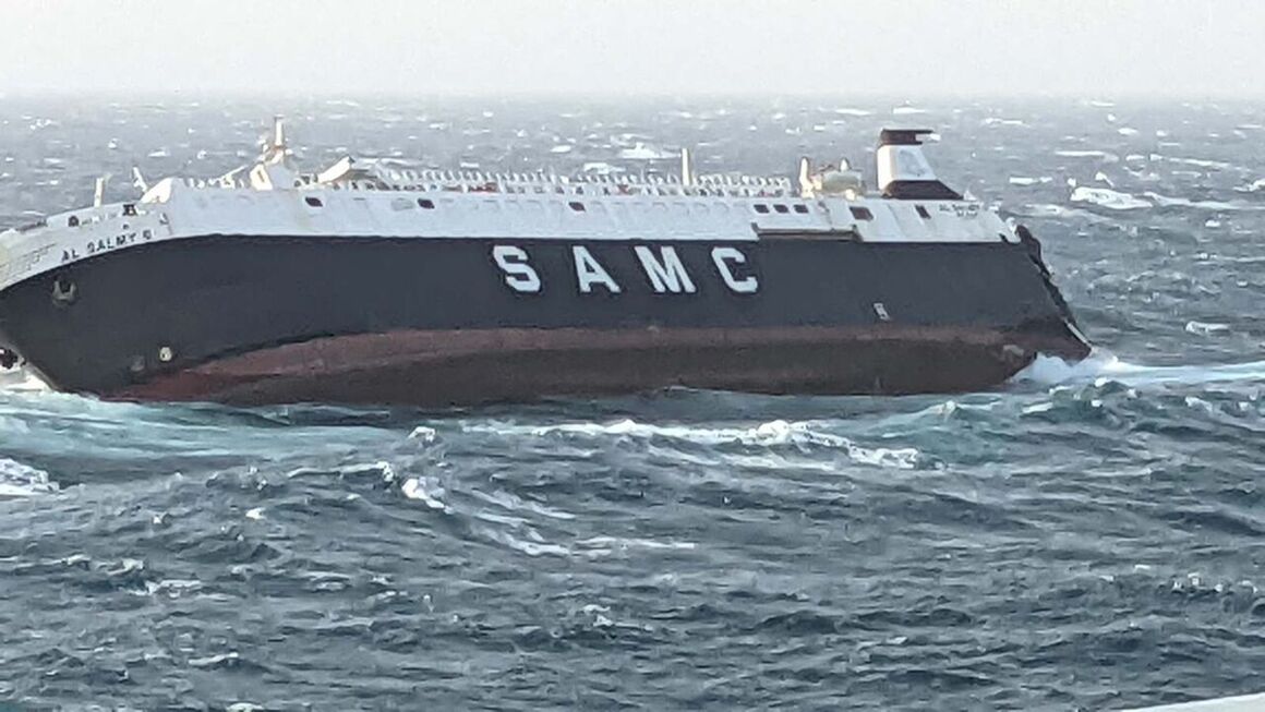 عملیات امداد و نجات سرنشینان کشتی مغروق در خلیج فارس ادامه دارد/ تأسیسات پارس جنوبی در ایمنی کامل قرار دارند
