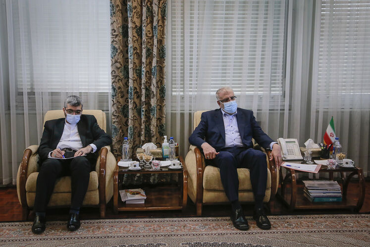 از راست: جواد اوجی، وزیر نفت با آرتاش تومانیان، مشاور نخست‌وزیر ارمنستان