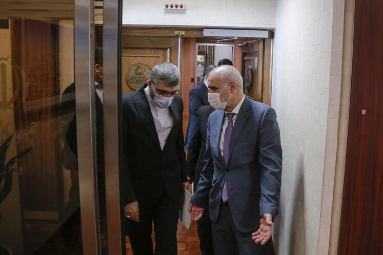 از راست: آرتاش تومانیان، مشاور نخست‌وزیر ارمنستان و احمد اسدزاده، معاون وزیر نفت در امور بین‌الملل و بازرگانی