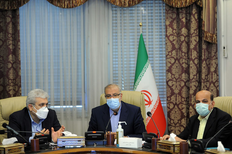 از راست: محسن خجسته‌مهر، مدیرعامل شرکت ملی نفت ایران، جواد اوجی، وزیر نفت و سورنا ستاری، معاون علمی و فناوری رئیس‌جمهوری