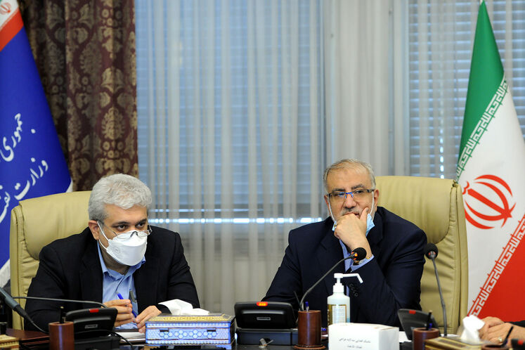 از راست: جواد اوجی، وزیر نفت و سورنا ستاری، معاون علمی و فناوری رئیس‌جمهوری