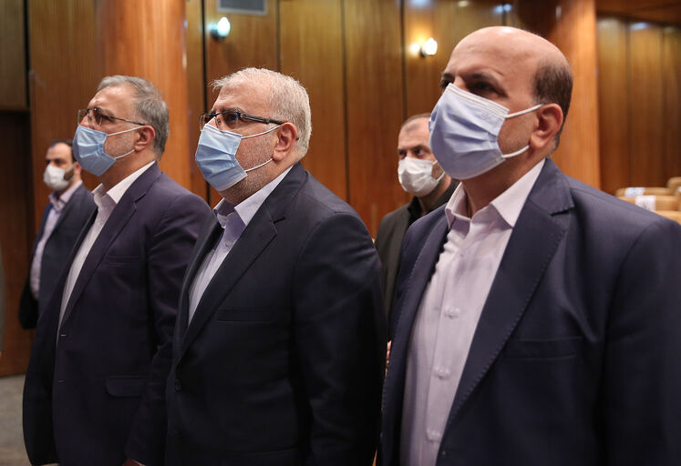 از راست: محسن خجسته‌مهر، مدیرعامل شرکت ملی نفت ایران، جواد اوجی، وزیر نفت و علیرضا زاکانی، شهردار تهران